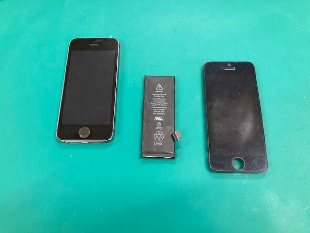 iPhone 5Sのバッテリー交換＋画面パネル交換をしました。